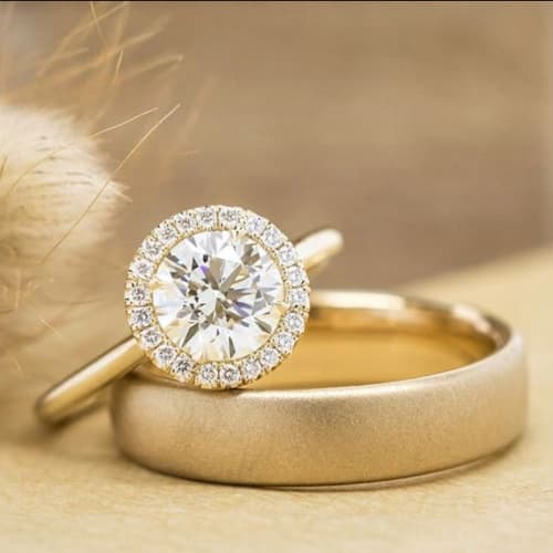 La Bijouterie - Yellow Gold Round Cut Diamond Ring in a halo